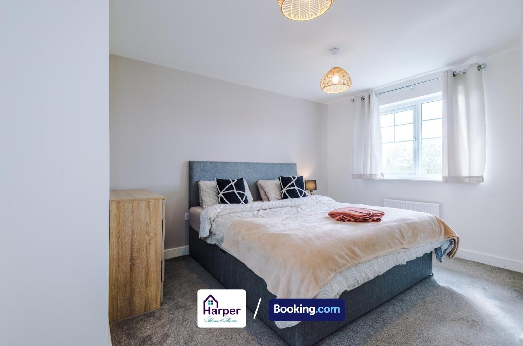 Prime Location 3 Storey By Harperletting Short Lets & Serviced Accommodation Chester With Driveway Long Or Short Stays Hough Green エクステリア 写真