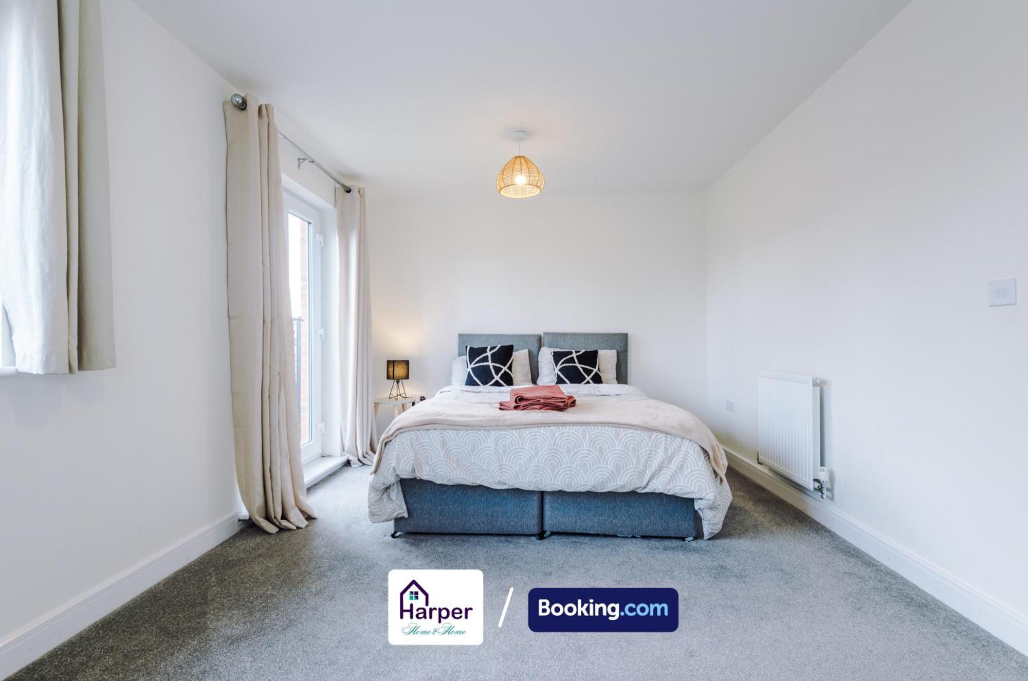 Prime Location 3 Storey By Harperletting Short Lets & Serviced Accommodation Chester With Driveway Long Or Short Stays Hough Green エクステリア 写真