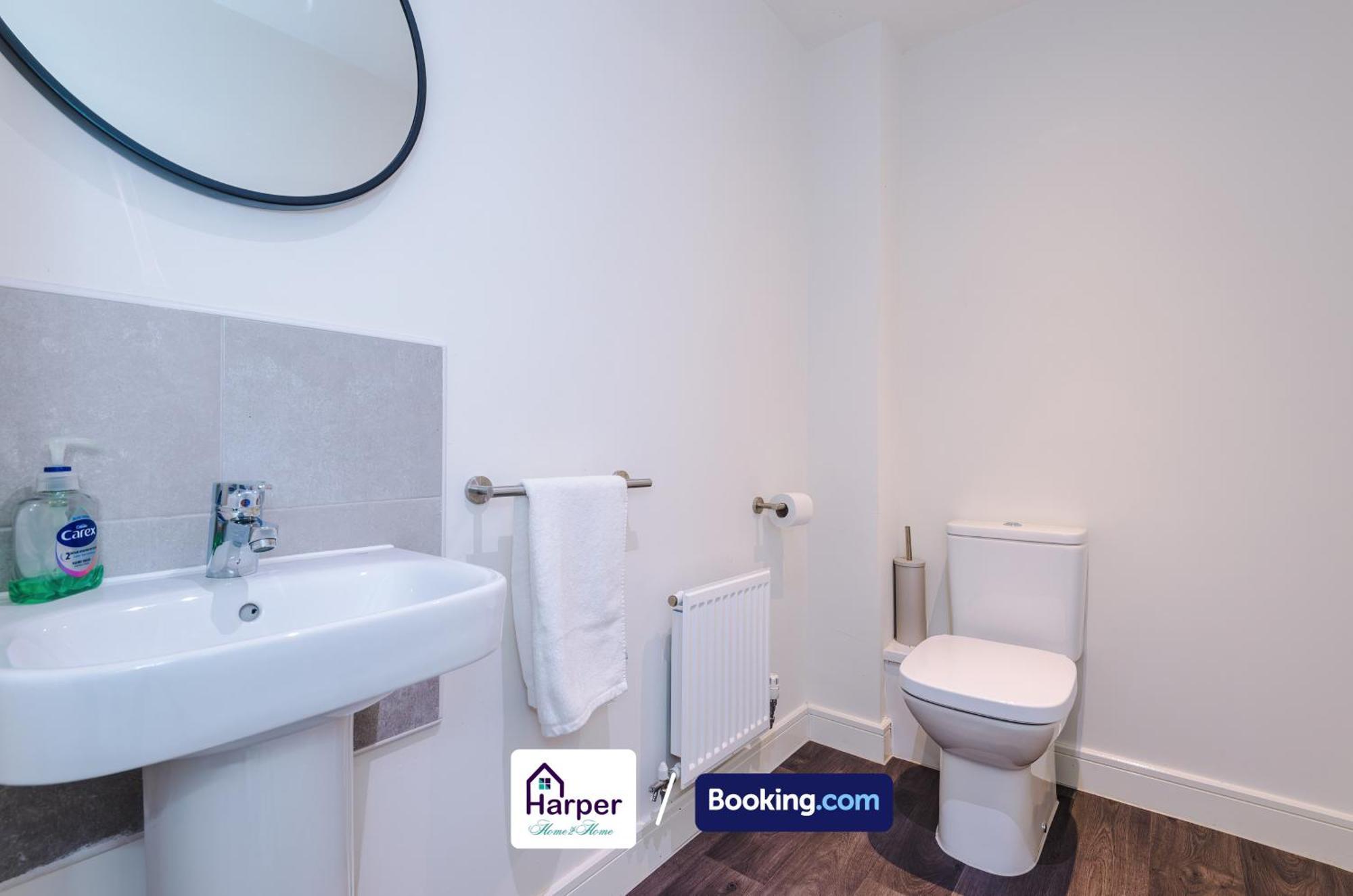 Prime Location 3 Storey By Harperletting Short Lets & Serviced Accommodation Chester With Driveway Long Or Short Stays Hough Green エクステリア 写真