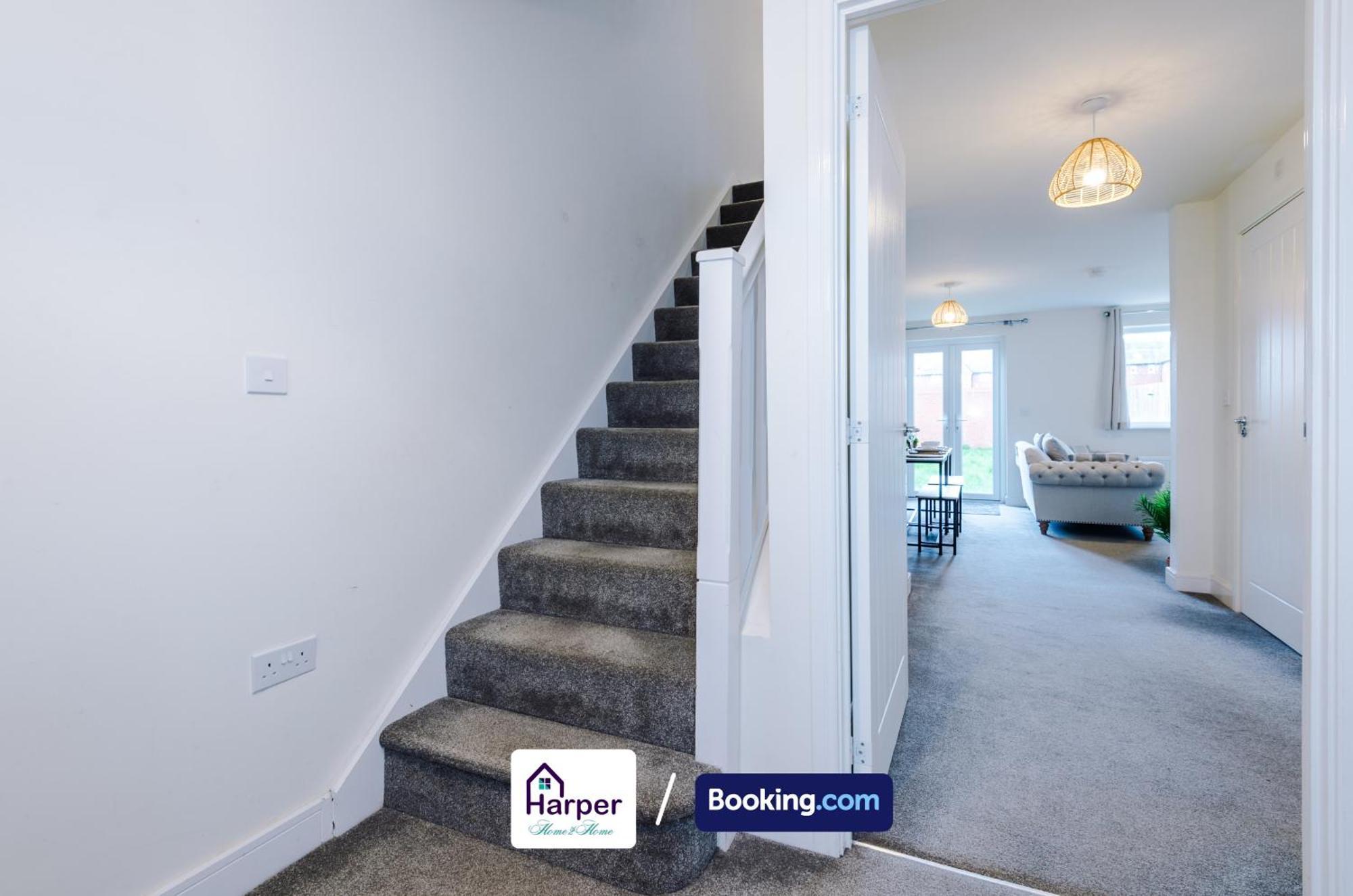 Prime Location 3 Storey By Harperletting Short Lets & Serviced Accommodation Chester With Driveway Long Or Short Stays Hough Green エクステリア 写真