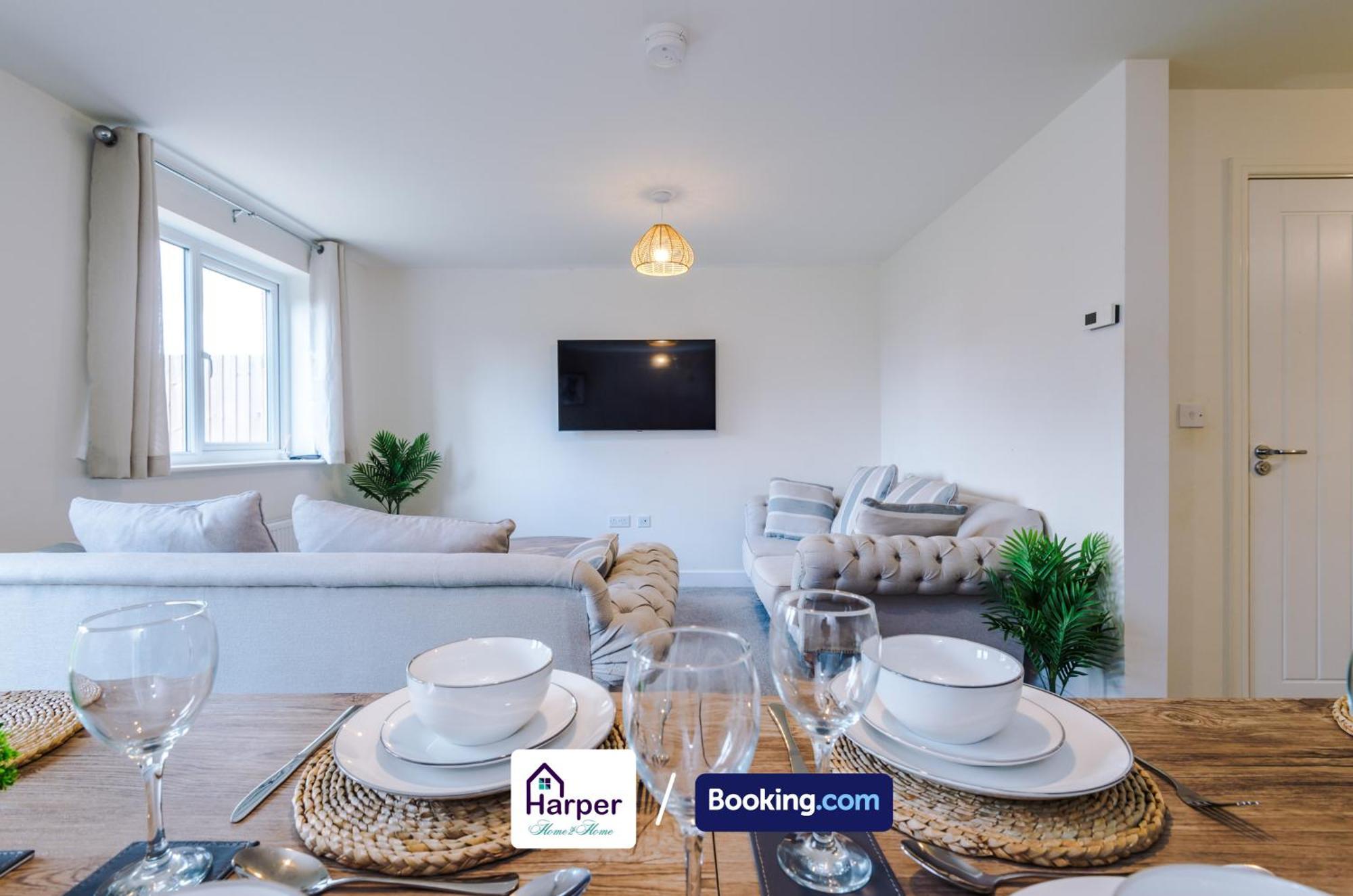Prime Location 3 Storey By Harperletting Short Lets & Serviced Accommodation Chester With Driveway Long Or Short Stays Hough Green エクステリア 写真