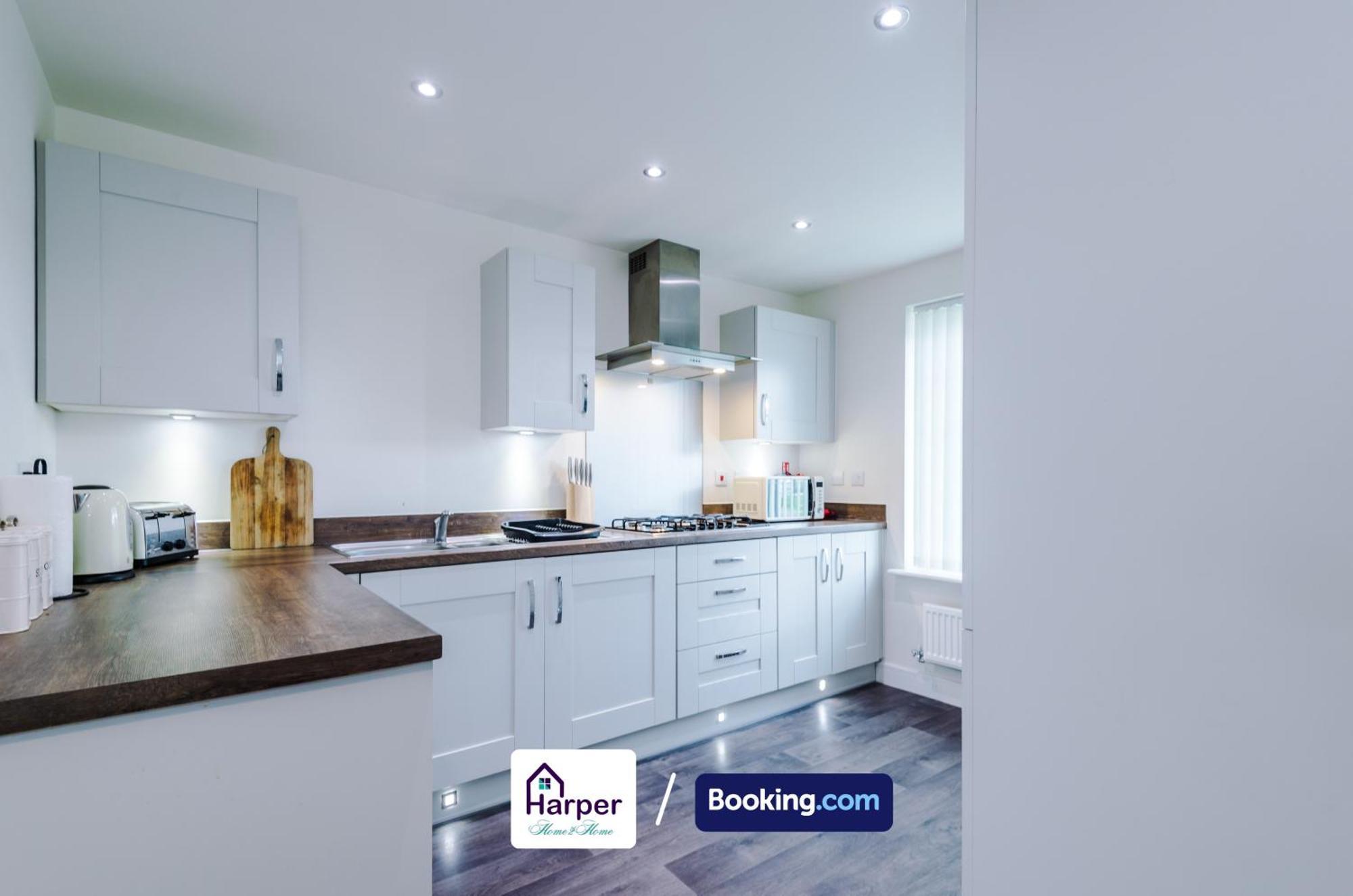 Prime Location 3 Storey By Harperletting Short Lets & Serviced Accommodation Chester With Driveway Long Or Short Stays Hough Green エクステリア 写真