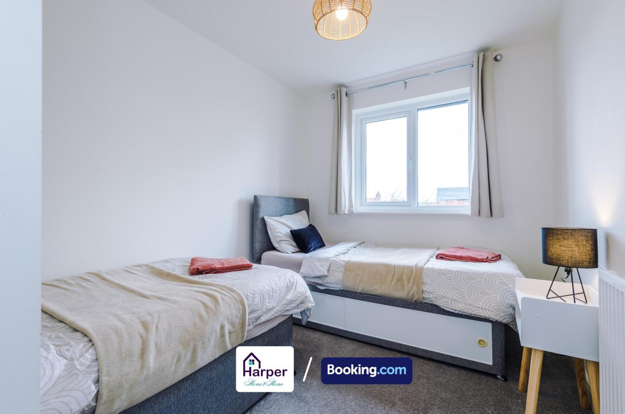 Prime Location 3 Storey By Harperletting Short Lets & Serviced Accommodation Chester With Driveway Long Or Short Stays Hough Green エクステリア 写真