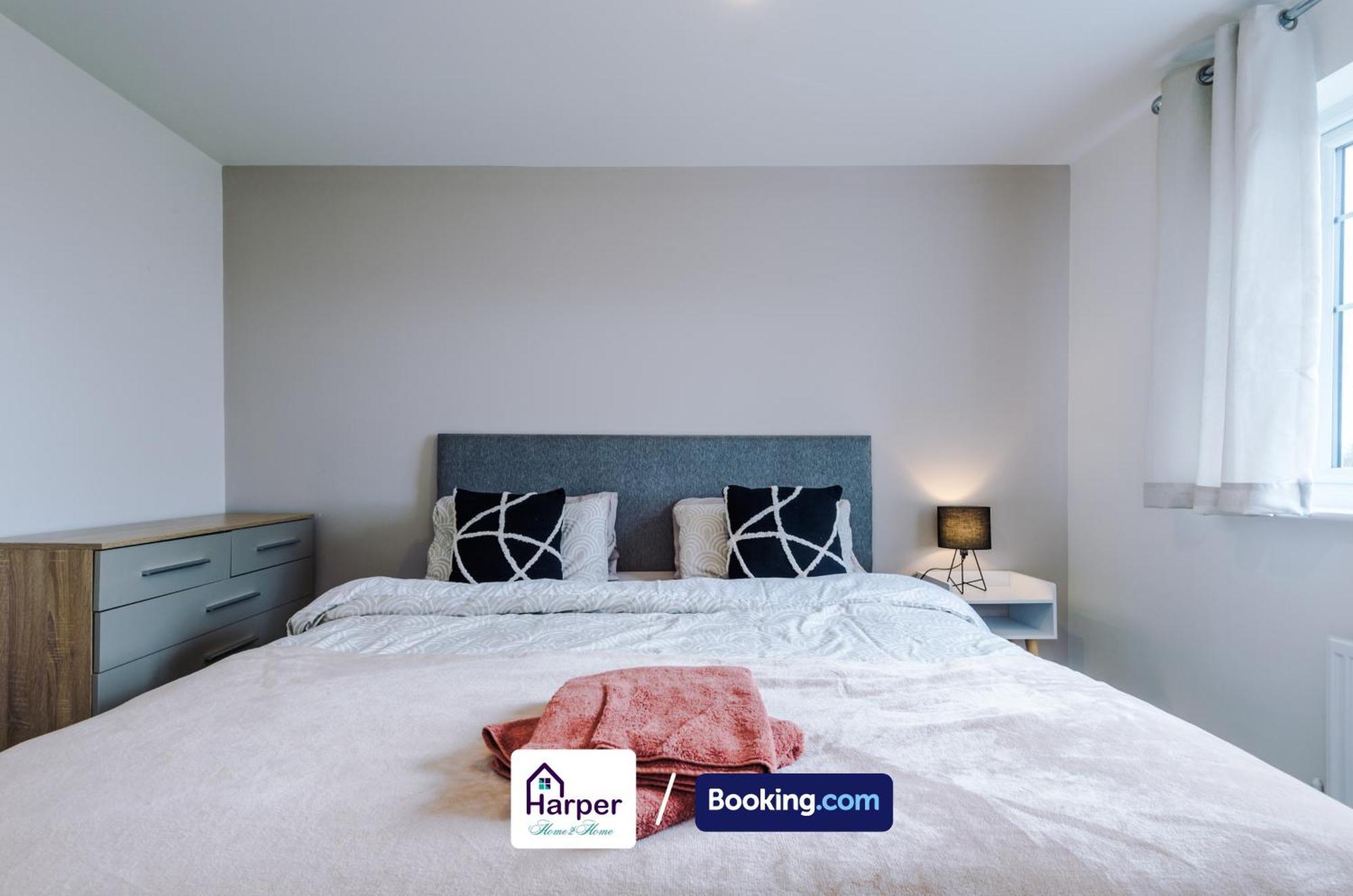 Prime Location 3 Storey By Harperletting Short Lets & Serviced Accommodation Chester With Driveway Long Or Short Stays Hough Green エクステリア 写真