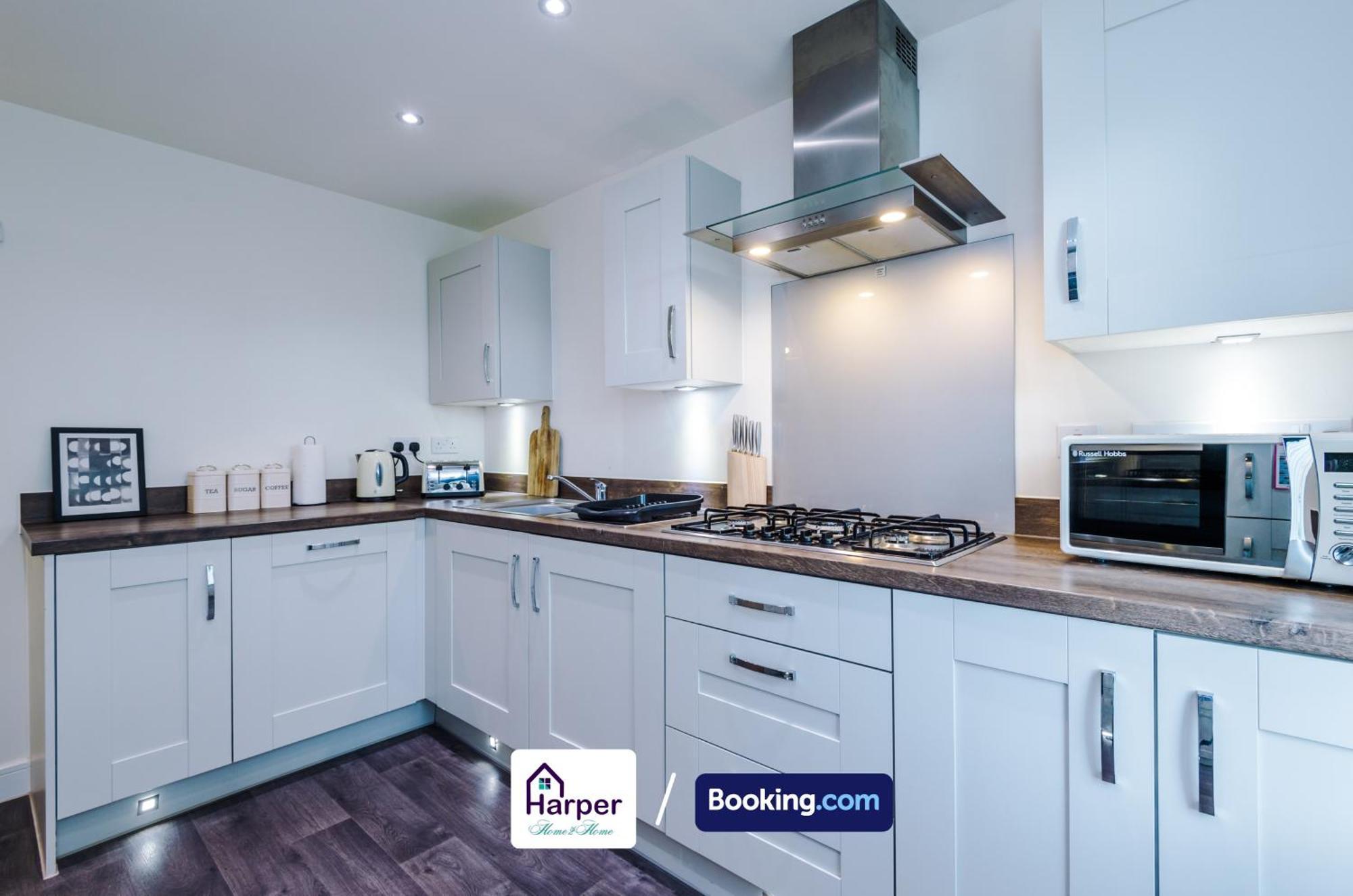 Prime Location 3 Storey By Harperletting Short Lets & Serviced Accommodation Chester With Driveway Long Or Short Stays Hough Green エクステリア 写真