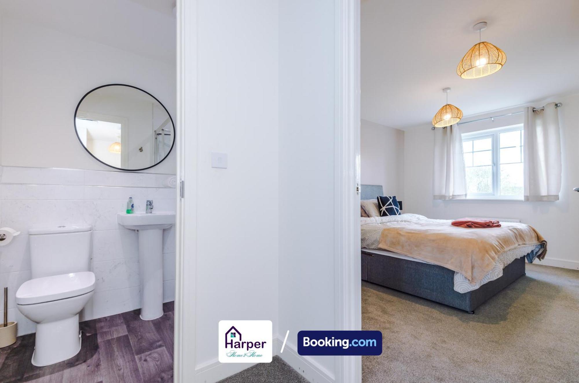 Prime Location 3 Storey By Harperletting Short Lets & Serviced Accommodation Chester With Driveway Long Or Short Stays Hough Green エクステリア 写真