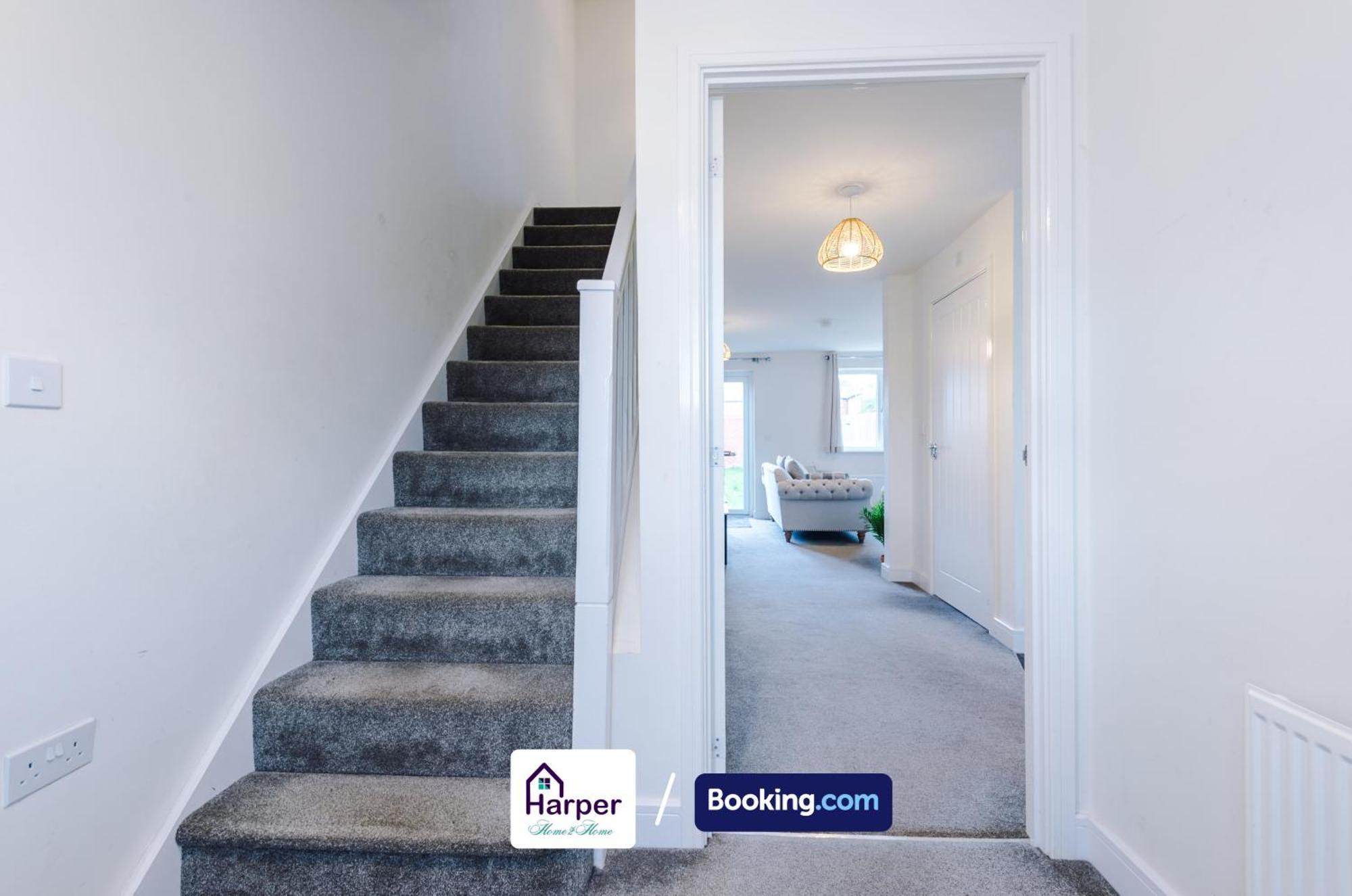 Prime Location 3 Storey By Harperletting Short Lets & Serviced Accommodation Chester With Driveway Long Or Short Stays Hough Green エクステリア 写真