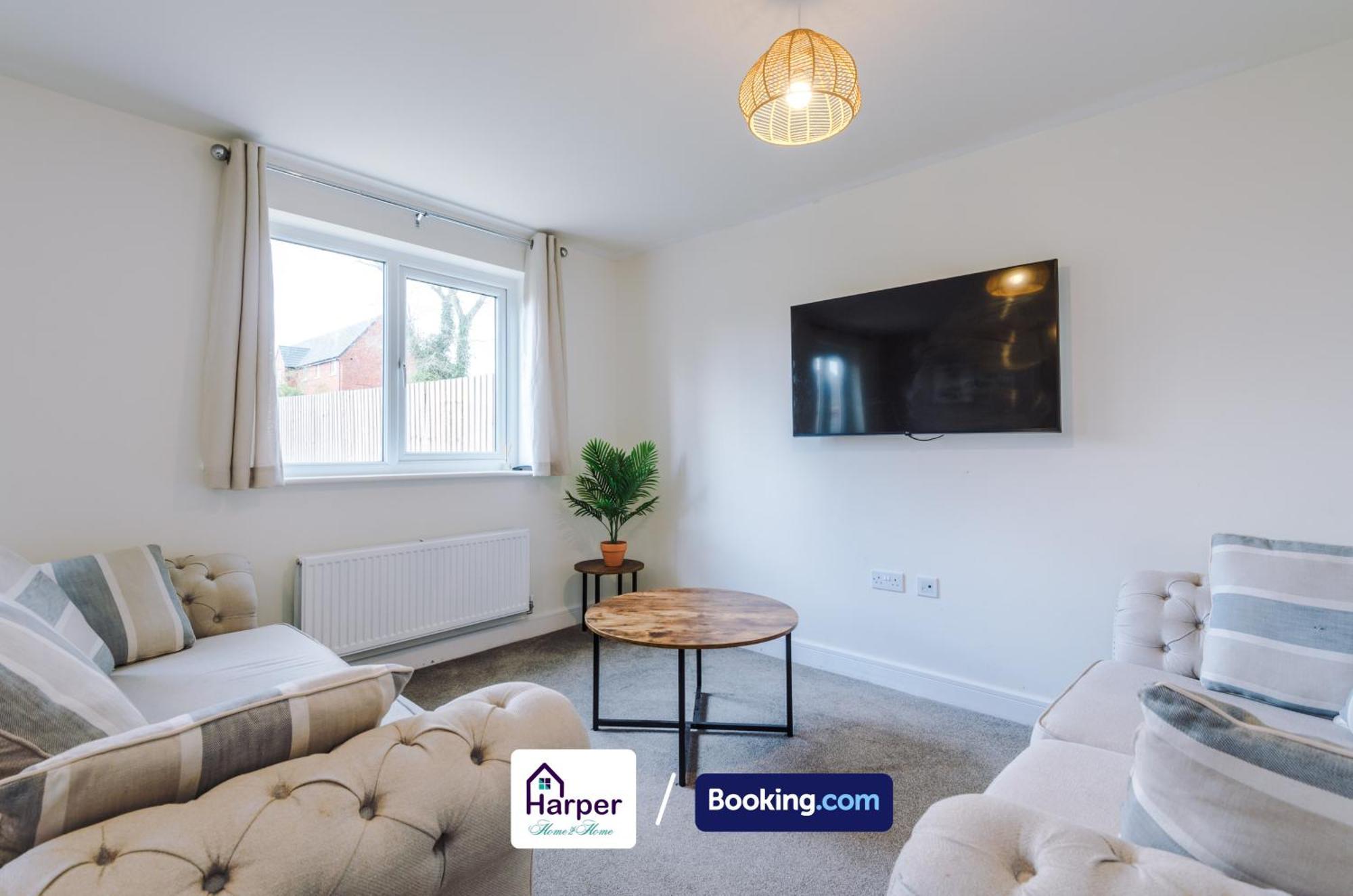 Prime Location 3 Storey By Harperletting Short Lets & Serviced Accommodation Chester With Driveway Long Or Short Stays Hough Green エクステリア 写真