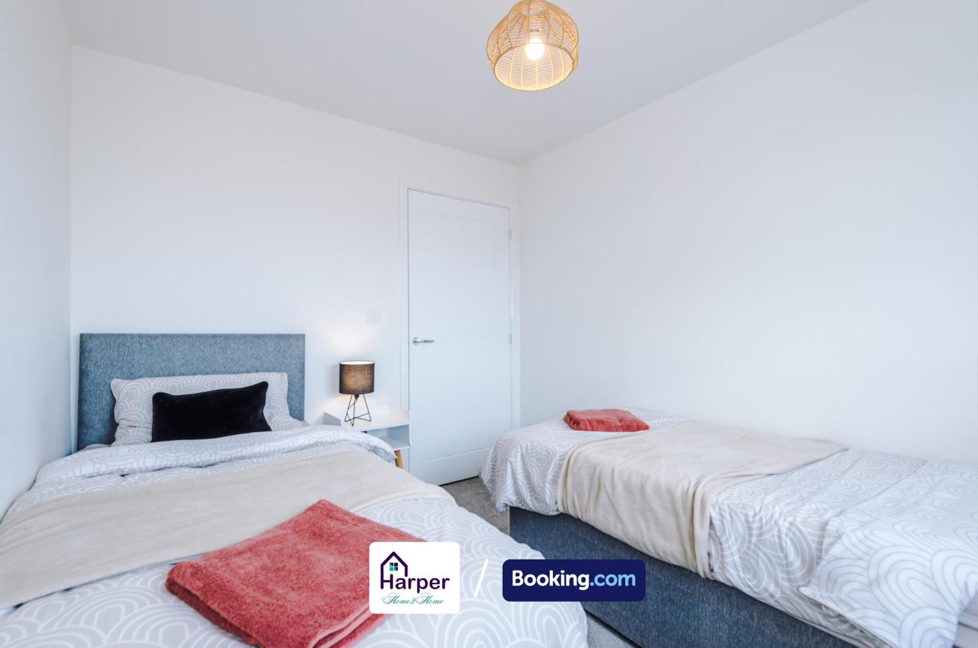 Prime Location 3 Storey By Harperletting Short Lets & Serviced Accommodation Chester With Driveway Long Or Short Stays Hough Green エクステリア 写真