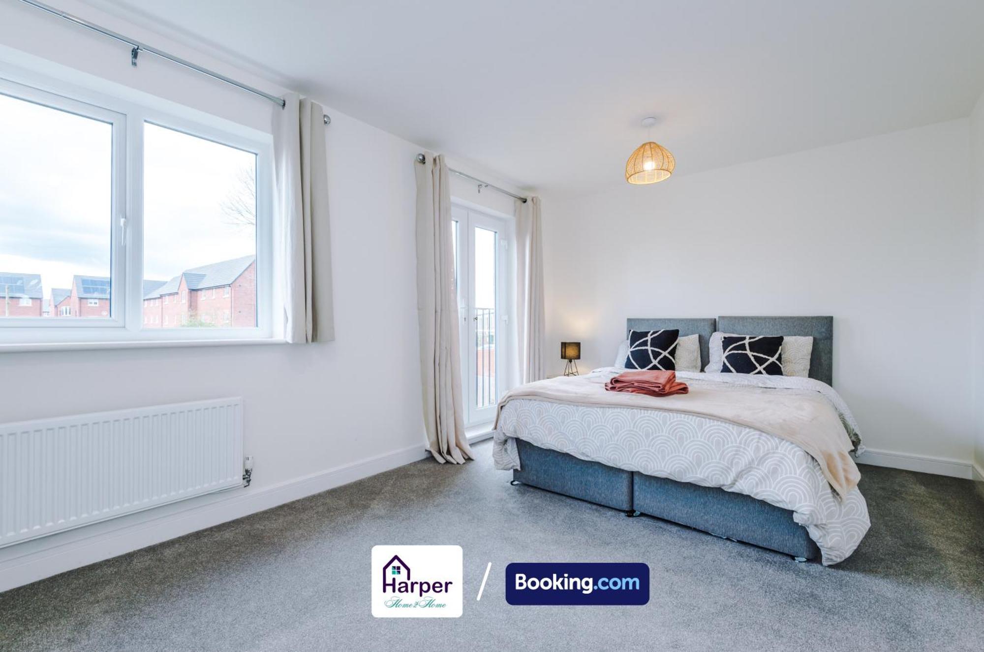 Prime Location 3 Storey By Harperletting Short Lets & Serviced Accommodation Chester With Driveway Long Or Short Stays Hough Green エクステリア 写真