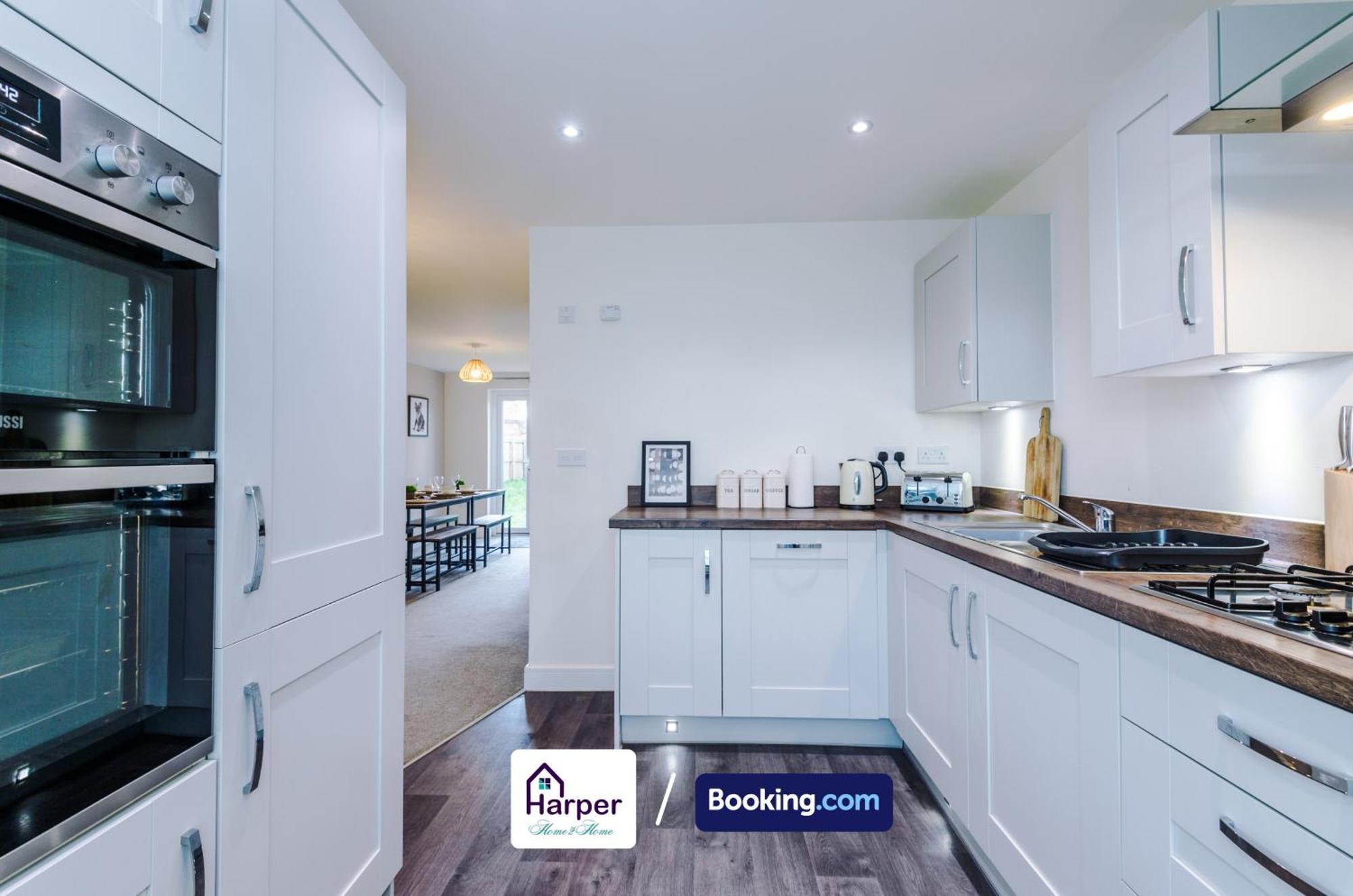Prime Location 3 Storey By Harperletting Short Lets & Serviced Accommodation Chester With Driveway Long Or Short Stays Hough Green エクステリア 写真