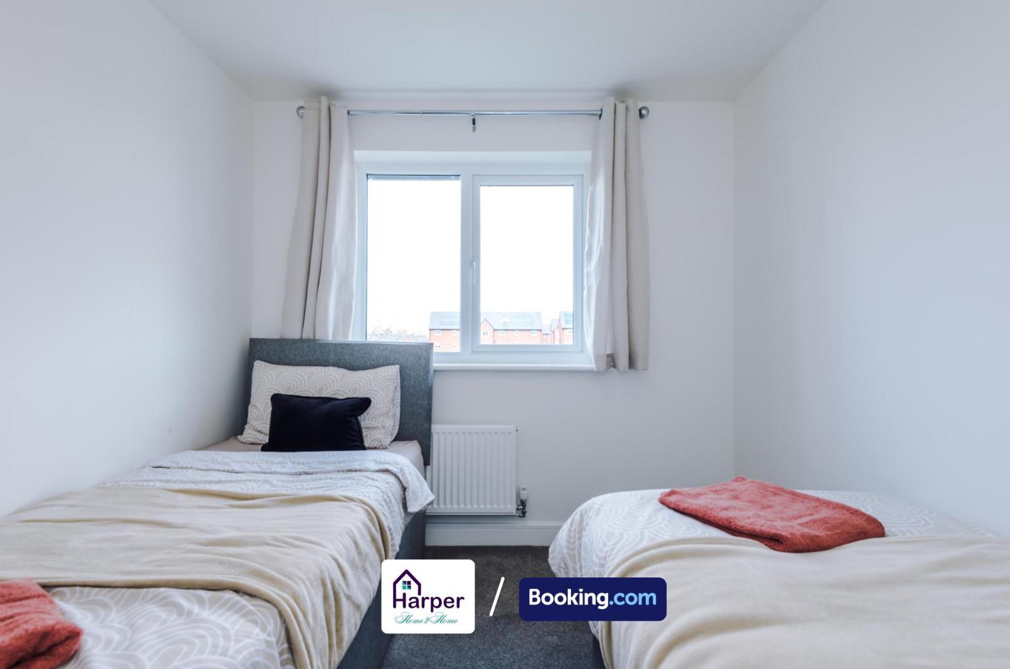 Prime Location 3 Storey By Harperletting Short Lets & Serviced Accommodation Chester With Driveway Long Or Short Stays Hough Green エクステリア 写真