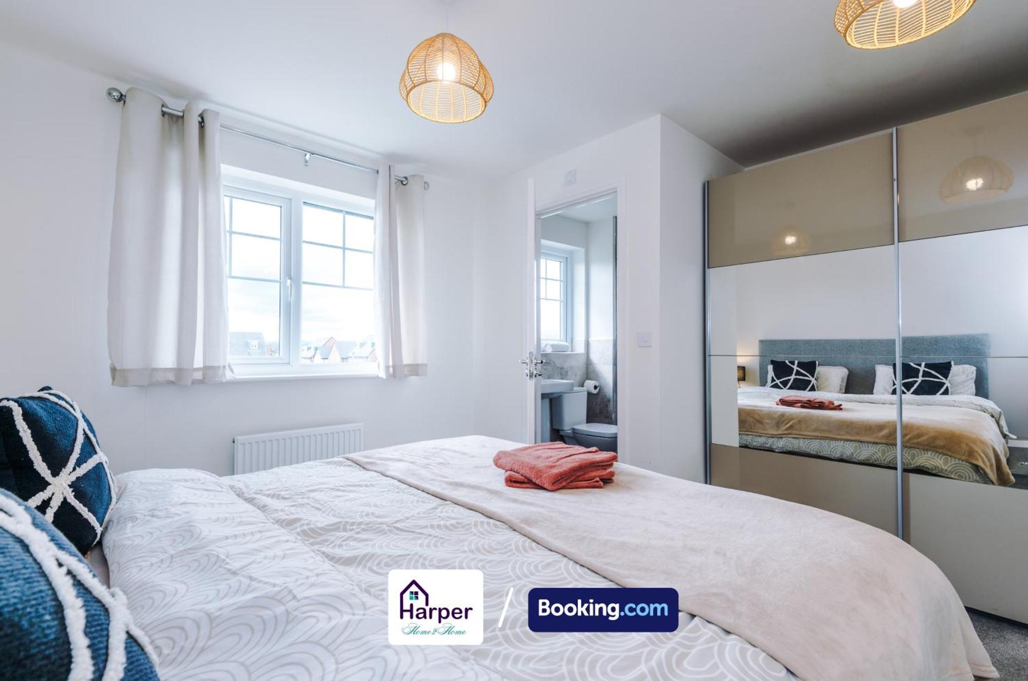 Prime Location 3 Storey By Harperletting Short Lets & Serviced Accommodation Chester With Driveway Long Or Short Stays Hough Green エクステリア 写真