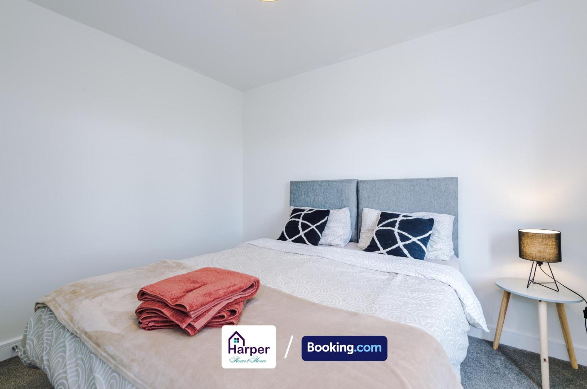 Prime Location 3 Storey By Harperletting Short Lets & Serviced Accommodation Chester With Driveway Long Or Short Stays Hough Green エクステリア 写真