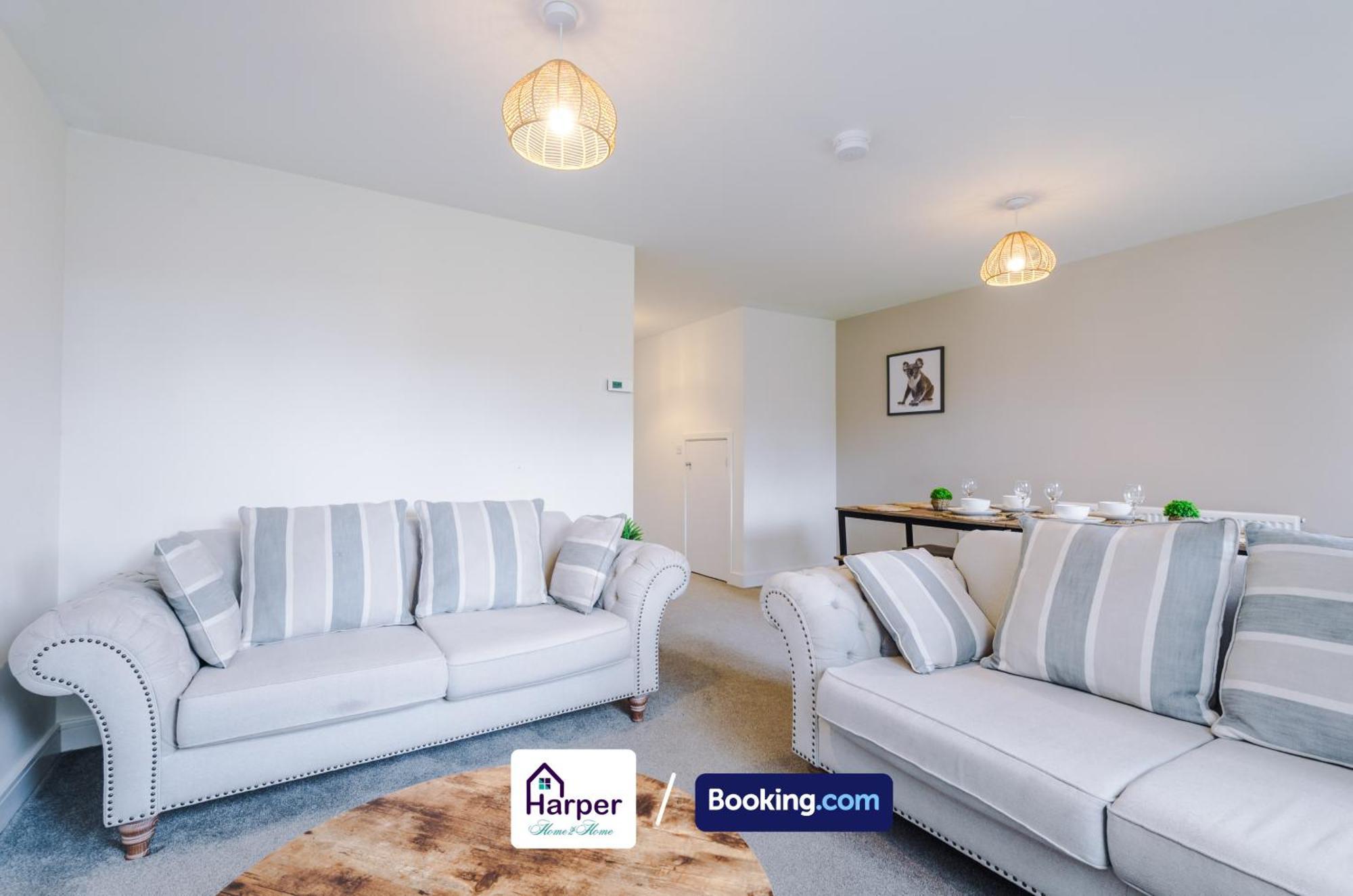 Prime Location 3 Storey By Harperletting Short Lets & Serviced Accommodation Chester With Driveway Long Or Short Stays Hough Green エクステリア 写真