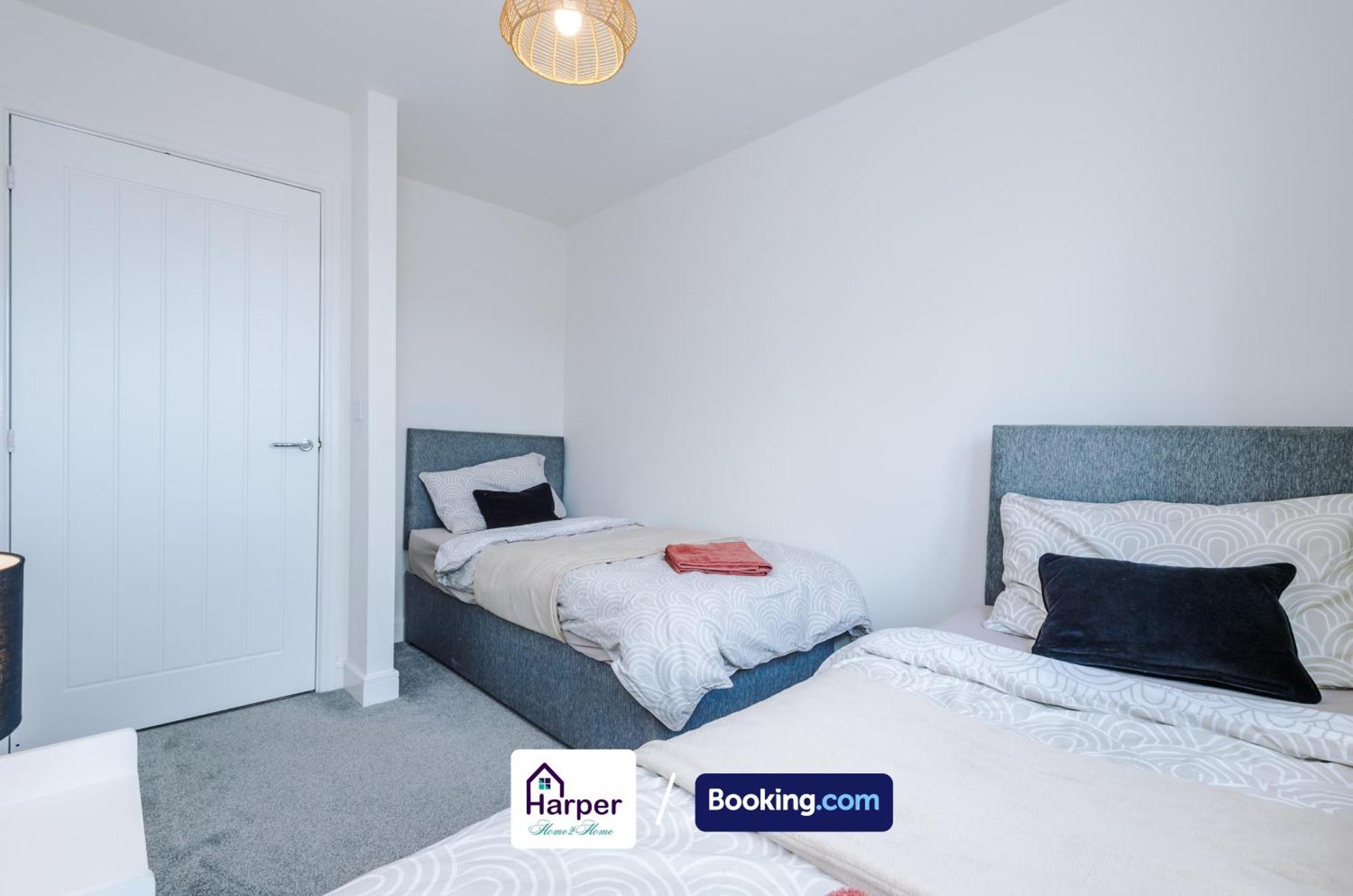 Prime Location 3 Storey By Harperletting Short Lets & Serviced Accommodation Chester With Driveway Long Or Short Stays Hough Green エクステリア 写真