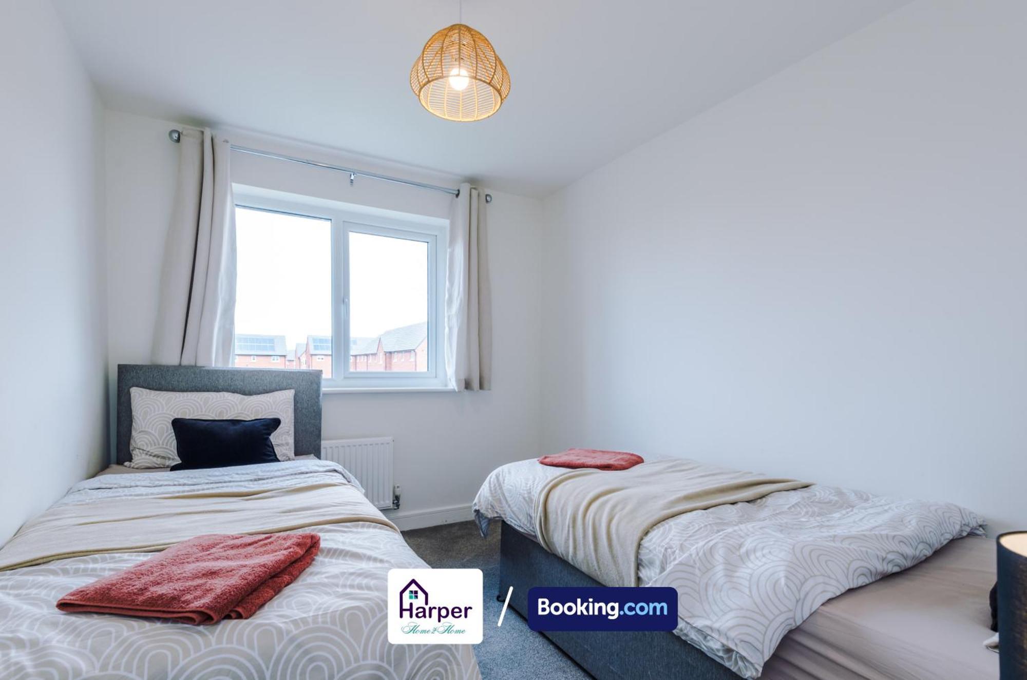 Prime Location 3 Storey By Harperletting Short Lets & Serviced Accommodation Chester With Driveway Long Or Short Stays Hough Green エクステリア 写真