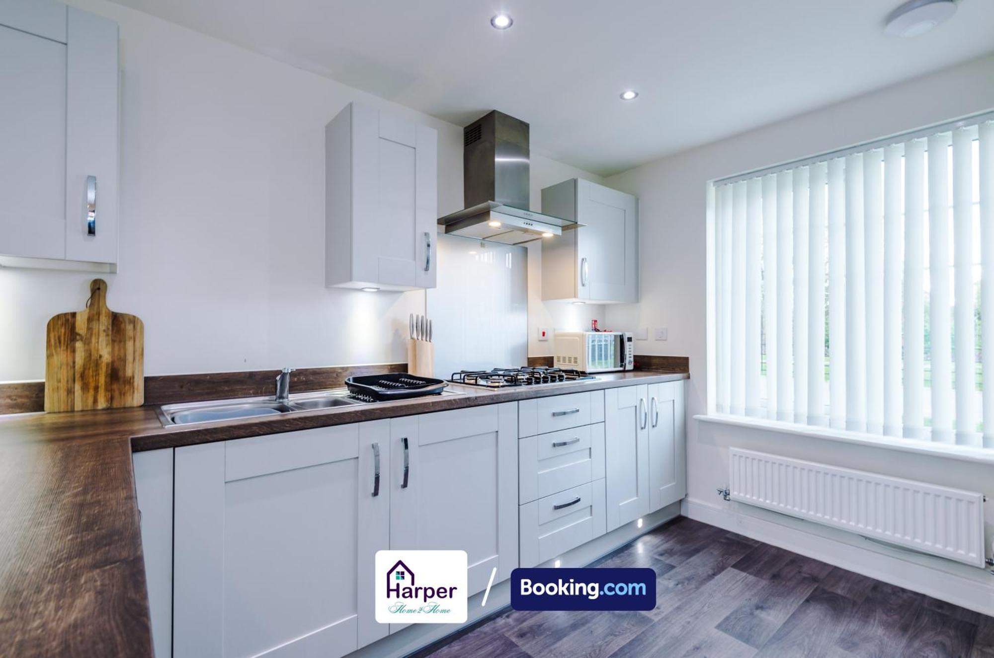 Prime Location 3 Storey By Harperletting Short Lets & Serviced Accommodation Chester With Driveway Long Or Short Stays Hough Green エクステリア 写真