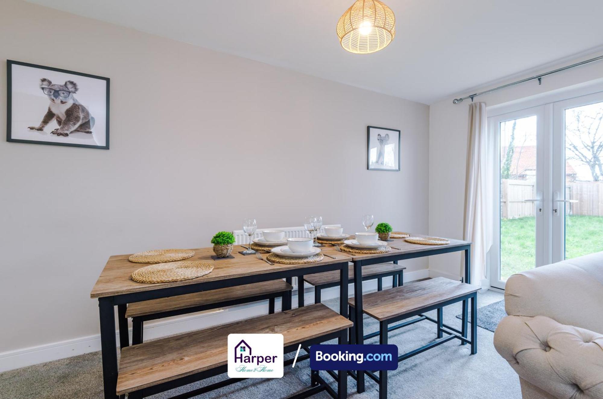 Prime Location 3 Storey By Harperletting Short Lets & Serviced Accommodation Chester With Driveway Long Or Short Stays Hough Green エクステリア 写真