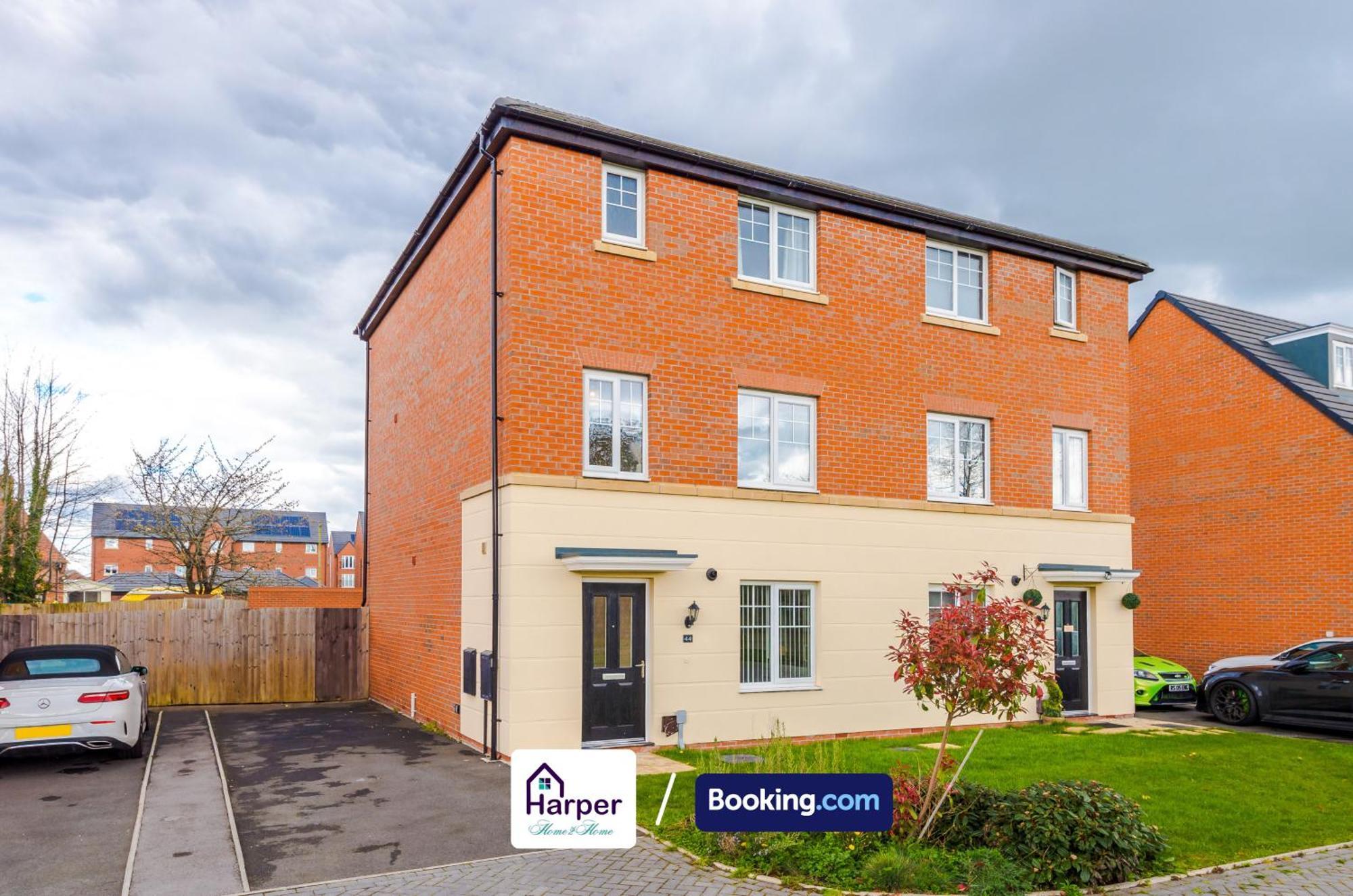 Prime Location 3 Storey By Harperletting Short Lets & Serviced Accommodation Chester With Driveway Long Or Short Stays Hough Green エクステリア 写真