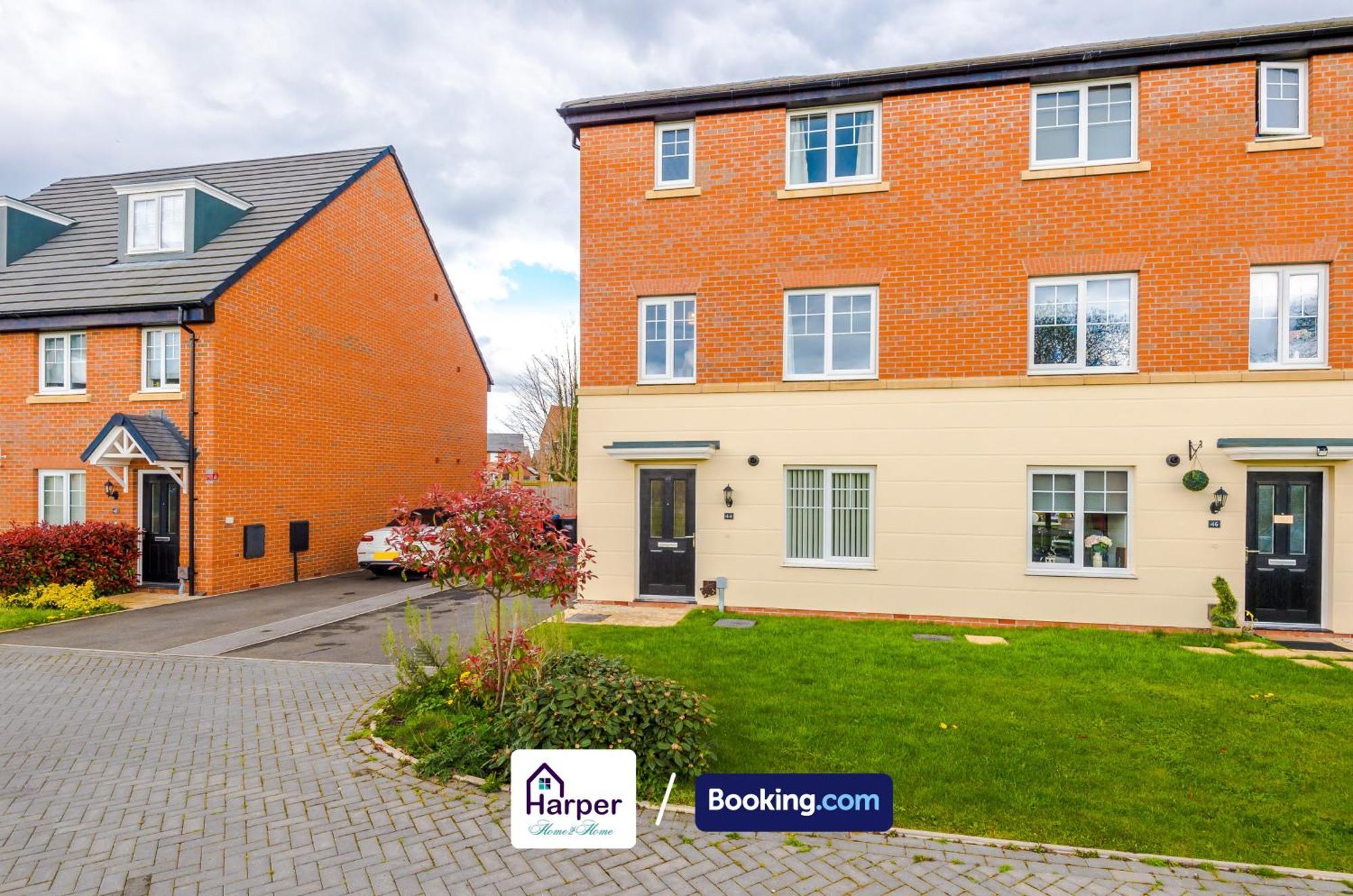 Prime Location 3 Storey By Harperletting Short Lets & Serviced Accommodation Chester With Driveway Long Or Short Stays Hough Green エクステリア 写真